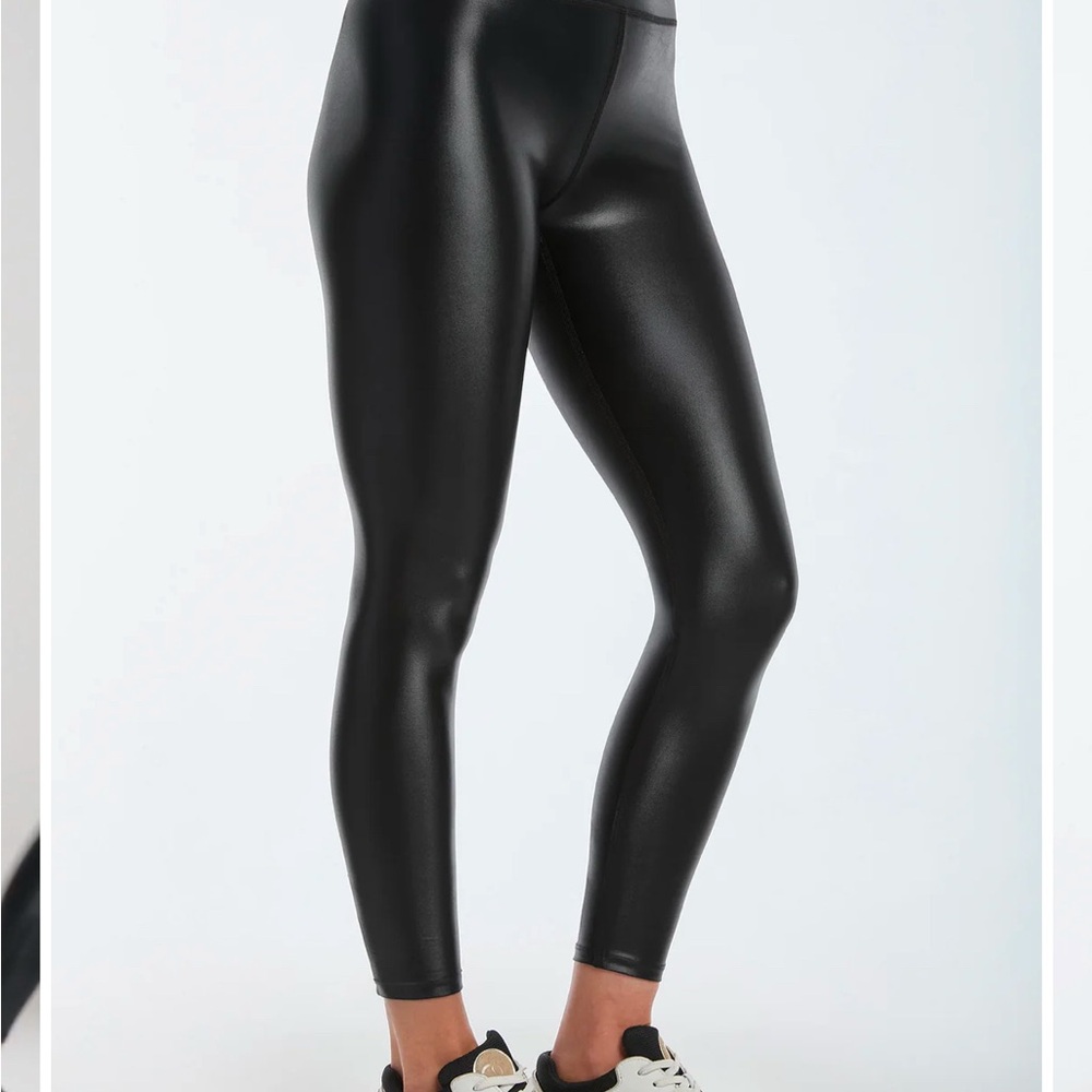 (NWT) Noli Yoga Liquid Leggings Size small